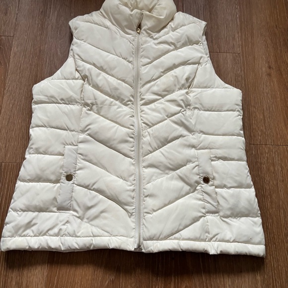 Charter Club Cream Quilted Puffer Vest Full Zipper Size Medium 100% Polyester - Picture 3 of 9